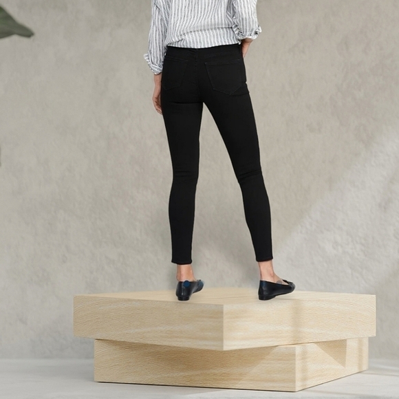 6 Petite • Old Navy • High-Waisted Rockstar Super-Skinny Distressed Jeans - Picture 4 of 5